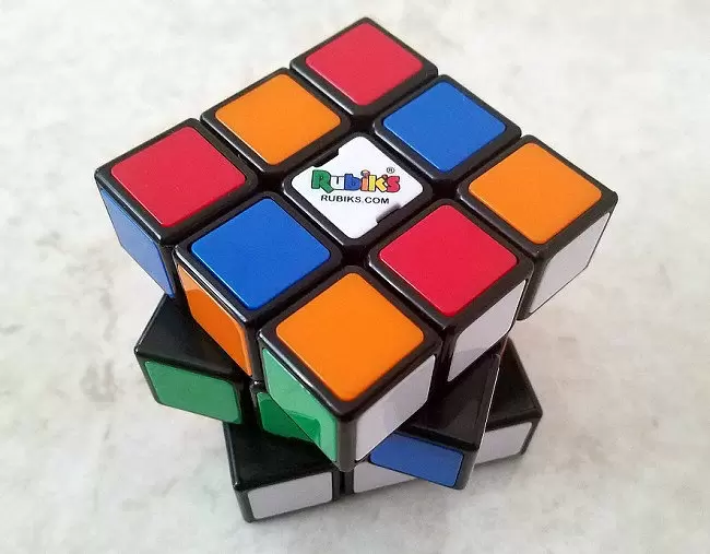Проще, чем кубик Рубика: развивающие игрушки для маленьких детей.