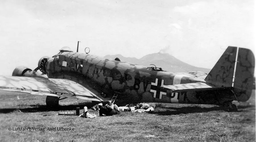 Немецкий самолет Junkers Ju52/3m 1:48 (арт. 03918) Сборная модель