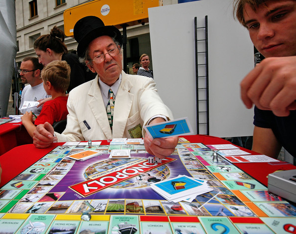 Играть в Монополию интересно как взрослым, так и детям Играть в Монополию интересно как взрослым, так и детям