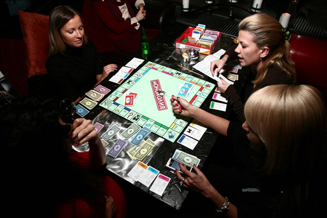 Играть в Монополию интересно как взрослым, так и детям Играть в Монополию интересно как взрослым, так и детям