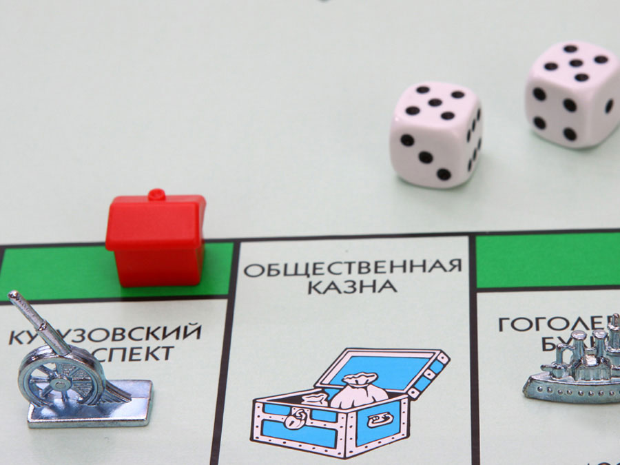 В игре одинаково важны как стратегии и тактики, так везение и интуиция. В игре одинаково важны как стратегии и тактики, так везение и интуиция.